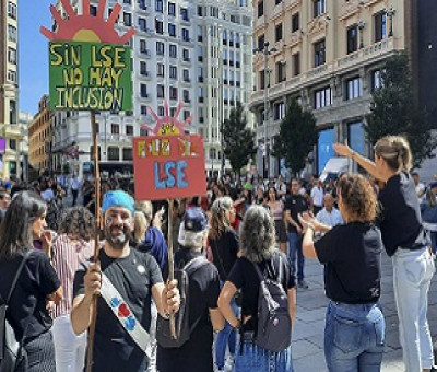 Concentración en la Plaza de Callao de Madrid con actividades de lengua de signos (Fuente: Servimedia)