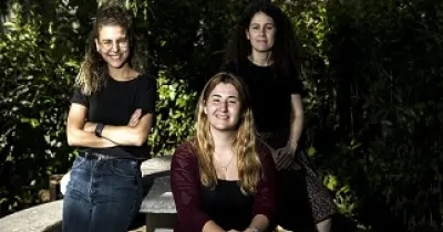 De izquierda a derecha, Raquel Bravo, Paula Bak y Lola Soroa, en la sede de la Confederación Estatal de Personas Sordas (CNSE), en Madrid