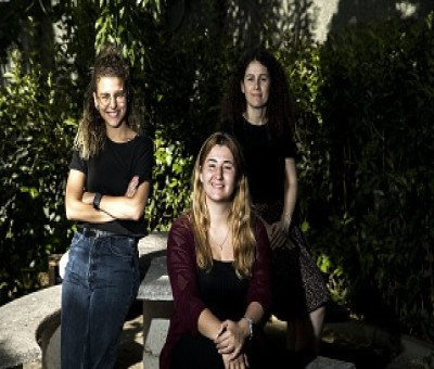 De izquierda a derecha, Raquel Bravo, Paula Bak y Lola Soroa, en la sede de la Confederación Estatal de Personas Sordas (CNSE), en Madrid