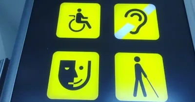 tótem indicador del servicio de asistencia para pasajeros con discapacidad en un aeropuerto español