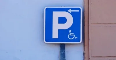Placa reservada para el aparcamiento de una persona con movilidad reducida