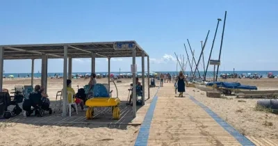 Una playa con un punto de accesibilidad para personas con discapacidad