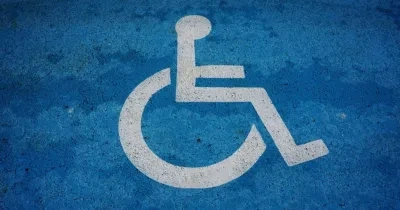 una plaza de estacionamiento para personas con movilidad reducida