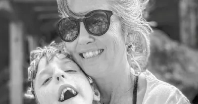tierna imagen de una madre con su hijo que sufre discapacidad intelectual