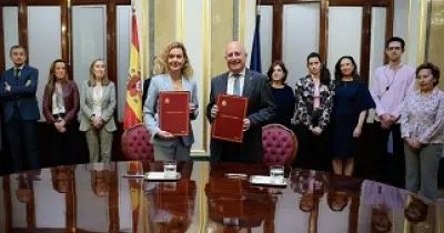 La presidenta de la Cámara Baja suscribe el acuerdo con el presidente de Fiapas (Fuente: Congreso de los Diputados)