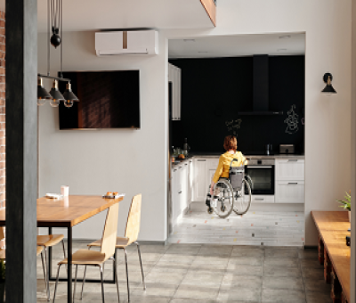 persona con discapacidad física en la cocina de su apartamento