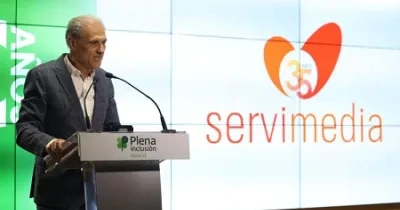 El director de Servimedia dando un discurso en un atril cuando fue a recoger el premio