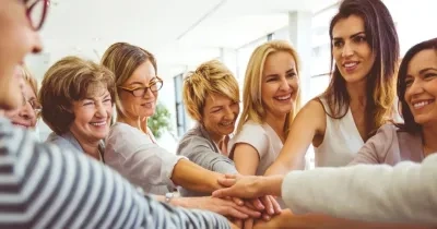 Imagen de varias mujeres juntando sus manos enviada por la fundación Roviralta sobre su proyecto Preparadas para el empleo