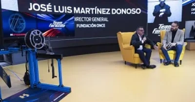 Momento de la presentación del Simulador Ford Adapta de Team Fordzilla, con José Luis Martínez Donoso y Cristóbal Rosaleny