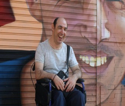 Una persona con discapacidad intelectual en una silla de ruedas (Fuente: Plena inclusión Madrid)