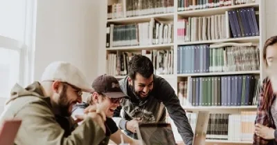 Personas con discapacidad intelectual estudiando mientras se ríen