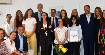 Representantes de Fundaicón Prodis, de empresas colaboradoras y de familias de personas que reciben la ayuda del programa, dentro del piso durante la visita oficial de inauguración