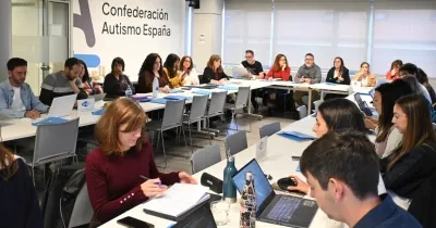 Reunión de los creadores del proyecto en una sala, todos con sus ordenadore