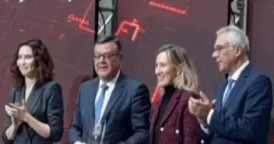 Recepción del galardón por José Luis Martínez Donoso y Almudena Alcaide, junto a Isabel Diaz Ayuso
