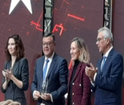 Recepción del galardón por José Luis Martínez Donoso y Almudena Alcaide, junto a Isabel Diaz Ayuso