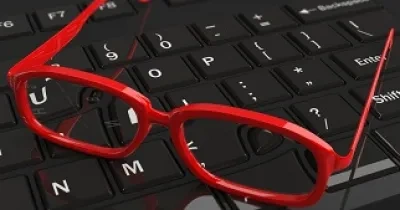 Unas gafas sobre un teclado de ordenador (Fuente: Servimedia)