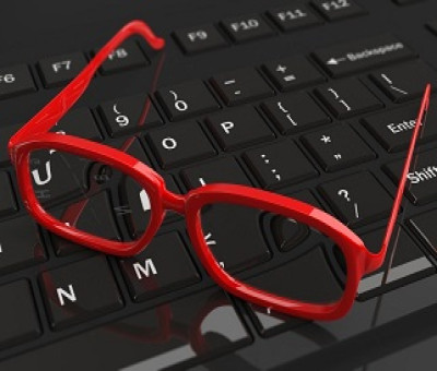 Unas gafas sobre un teclado de ordenador (Fuente: Servimedia)
