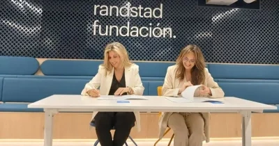 firma del convenio entre las dos representantes