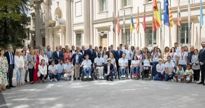 Puerta principal del Senado con una delegación de deportistas paralímpicos participantes en París 2024 junto a Pedro Rollán y Miguel Carballeda.