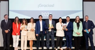 Recogida de premios por parte de los ganadores en una foto grupal de los representantes de las entidades galardonadas con los organizadores