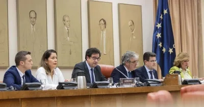 representantes ministeriales y de asociaciones de discapacidad y tercer sector en el estrado de una mesa redonda