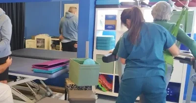 Personas haciendo rehabilitación