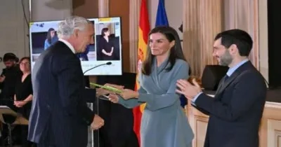 La Reina Letizia y Pablo Bustinduy saludando a un hombre