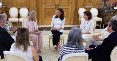La Reina Letizia durante la charla con representantes de adELA