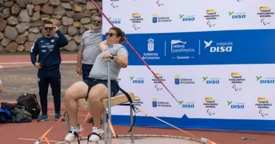 Una deportista prueba la silla de lanzamientos para atletas con discapacidad física