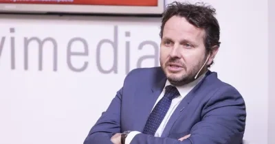 El director de Relaciones Internacionales del Grupo Social ONCE en el plató de Servimedia TV