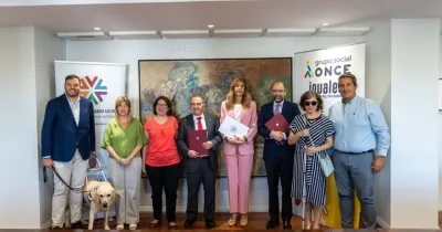 Representantes de la ONCE y la UCM durante la firma del convenio