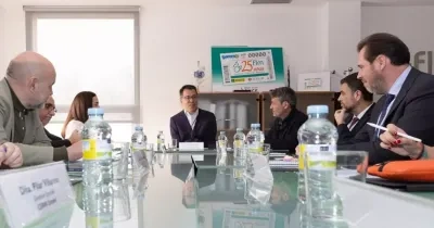 Reunión del CERMI con el ministro Óscar Puente y más personas del ministerio en la sala principal