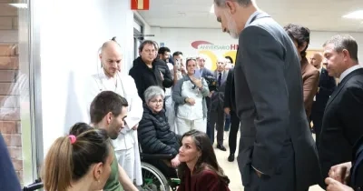 Los Reyes dialogando con pacientes del Hospital Nacional de Parapléjicos