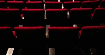 Asientos rojos de un teatro
