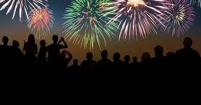 Banner con siluetas de personas viendo fuegos artificiales (Fuente: Oticon)