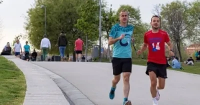 Jordi y su guía, entrenando para la maratón de Londres (Fuente: Jorge Villa/Servimedia)
