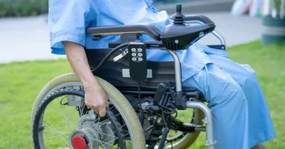 Una mujer mayor con discapacidad se desplaza en silla de ruedas