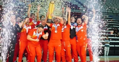 La selección española de fútbol sala alzando el trofeo de campeones de Europa