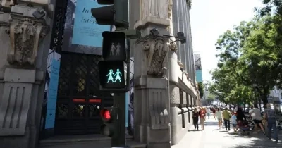 samáforo de señal acústica en una calle de Madrid