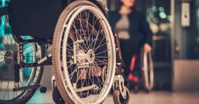 dos personas en silla de ruedas