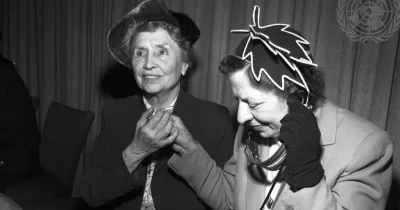 La escritora Helen Keller (izquierda) visitó la sede de la ONU en Nueva York en 1949 junto a su secretaria, Polly Thompson, quien actuó como intérprete para ella