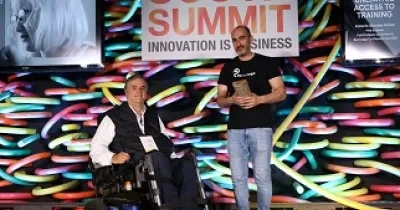 Momento en que Jesús Hernández Galán hace la entrega del galardón ‘Innovation and Social Inclusion Award’, al representante de la startup murciana BemyVega
