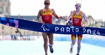 Susana Rodríguez (derecha) y Sara Pérez entran en la meta como ganadoras del triatlón en los Juegos Paralímpicos de París 2024