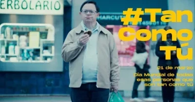 #TanComoTú spot de la campaña en el que se ve a un hombre con síndrome de Down caminando por la calle comiendo un bollo tranquilamente