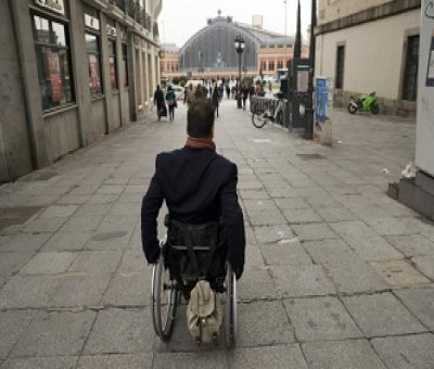Una persona en silla de ruedas, usuario de la Tarjeta Europea de Discapacidad