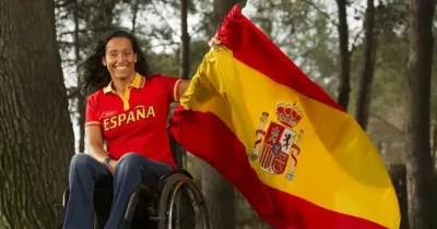 Teresa Perales sosteniendo la bandera de España