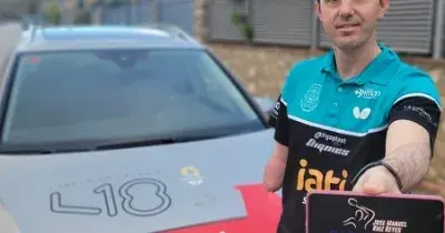 Jose Manuel Ruiz enseñando un movil con la foto de un cartel de PARIS 2024