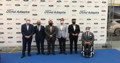 Foto familia de la presentación del Tour Ford Adapta