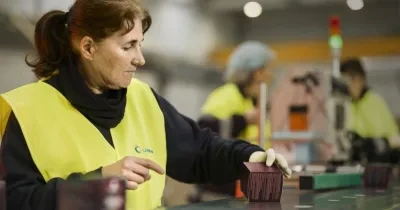 Una trabajadora de ILUNON Facility Services realiza funciones de copacking