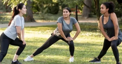 tres mujeres haciendo deporte en el parque